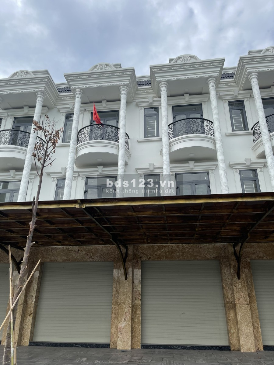 Cần bán nhà phố 1 trệt 2 lầu dt 80m2 thuộc dự án Royal Town mặt tiền Nguyễn Thị Khắp