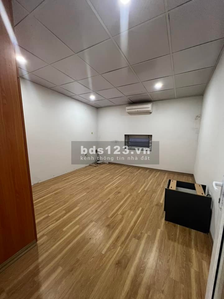 Giá nhỉnh 2 tỷ hơn 50m ra ô tô tránh nhà đẹp ở ngay trung tâm Xa La, lh 0975661186