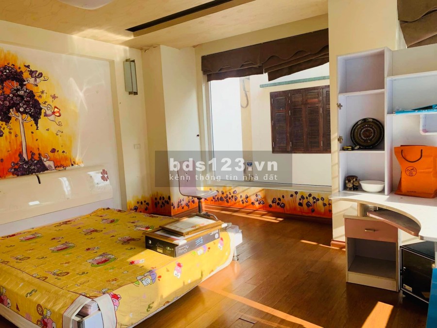 Bán nhà Hoàng Quốc Việt khu phân lô ô tô dtsd 54m2, 5 tầng đúc, giá bán 8.2 tỷ, sổ sẵn