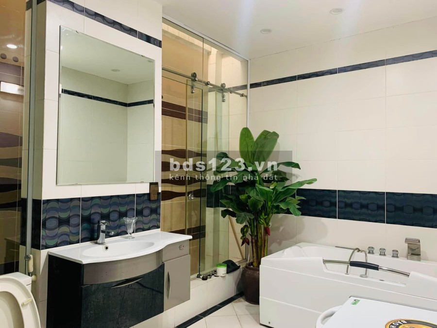 Bán nhà Hoàng Quốc Việt khu phân lô ô tô dtsd 54m2, 5 tầng đúc, giá bán 8.2 tỷ, sổ sẵn