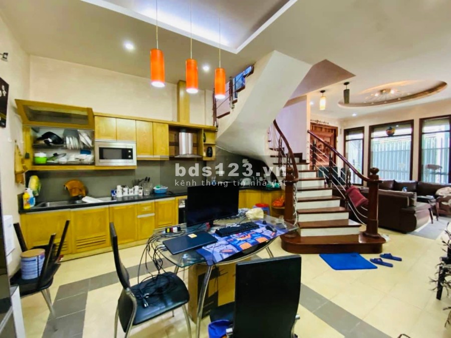 Bán nhà Hoàng Quốc Việt khu phân lô ô tô dtsd 54m2, 5 tầng đúc, giá bán 8.2 tỷ, sổ sẵn