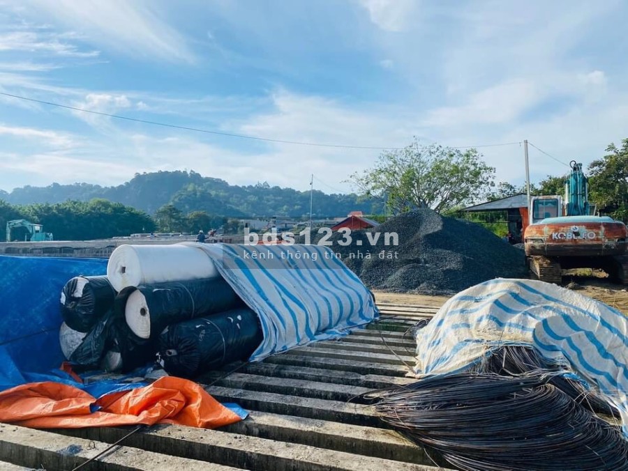 Bán đất mặt tiền ngay trung tâm chợ view núi