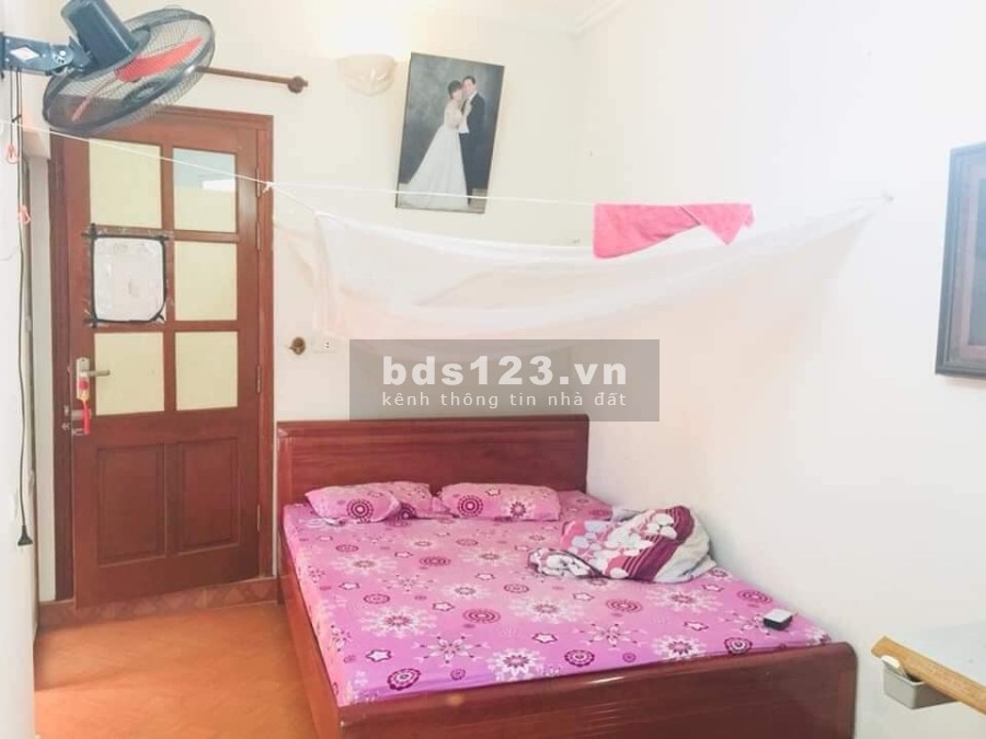 Bán gấp nhà 4 tầng Phố Hồng Mai, diện tich 40m2, MT 3,5m2, giá 2,5 tỷ.