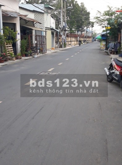 Bán gấp 300m2 đất gần chợ, khu dân đông sổ hồng riêng thổ cư 100% giá 820 triệu, bao Sổ