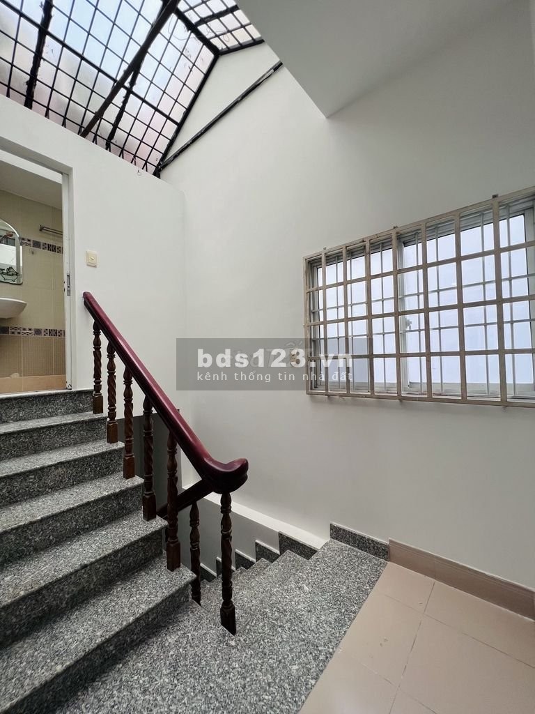 Bán nhà nguyên căn giá rẻ Quận Bình Thạnh, giá 17 triệu/tháng, khu dân cư đông đúc