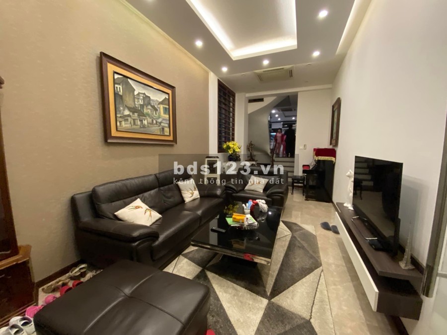 Bán nhà phố Ngọc Thuỵ, Long Biên, Hà Nội. Diện tích 40m2, xây 4.5 tầng chắc chắn.