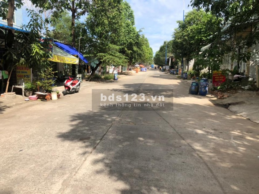 Chính chủ cần bán gấp dtsd 300m2 đất đổi diện khu công nghiệp Vsip 2 gần chợ đông dân giá 1.2 tỷ/lô