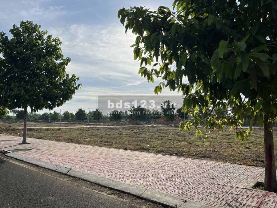 Bán đất chính chủ như hình 6x24m 144m2 full TC, sổ riêng ngay trung tâm TP Đồng Xoài giá 8.3tr/m2