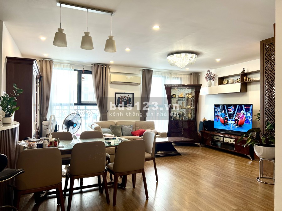 Cần bán căn hộ 2 phòng ngủ tại CT8, chung cư The Emerala Mỹ Đình, liên hệ 0983417868