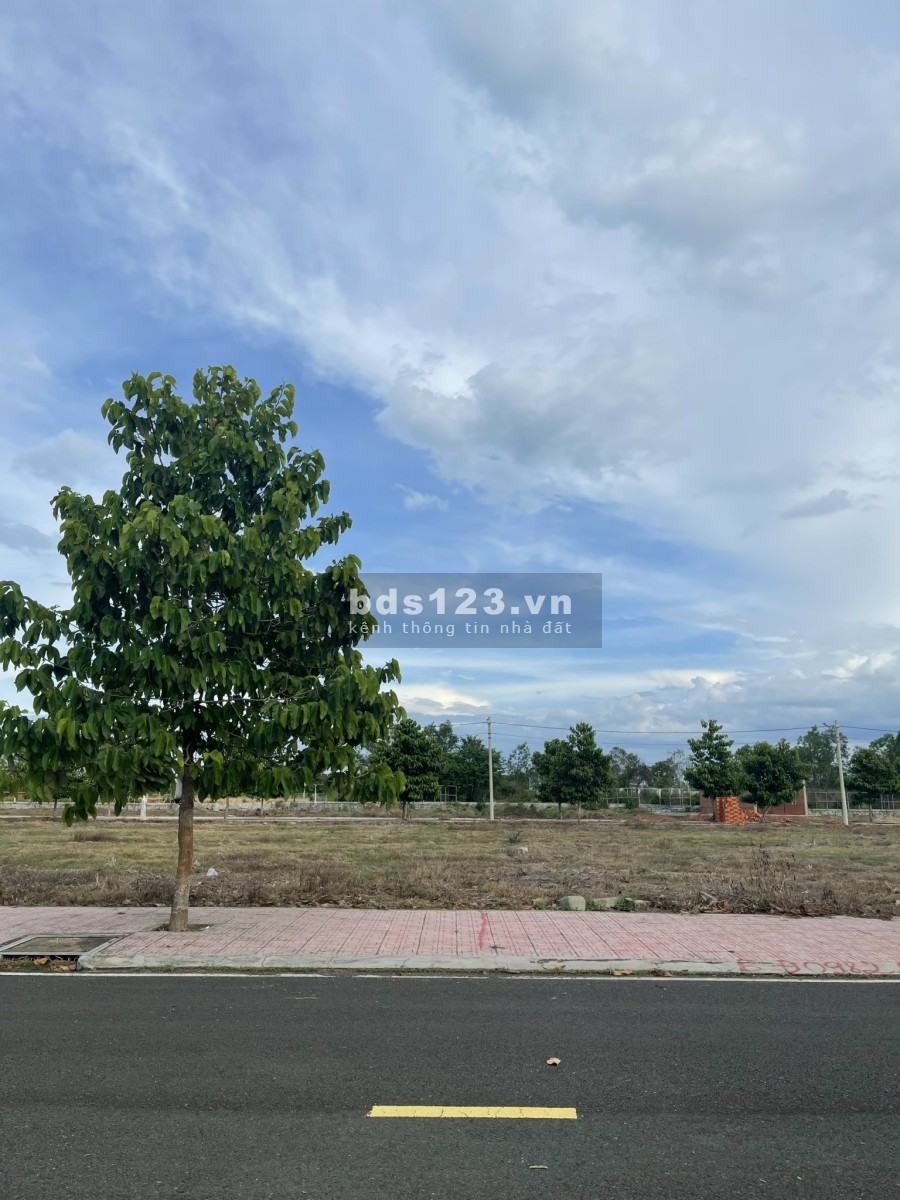 Bán đất chính chủ như hình 6x24m 144m2 full TC, sổ riêng ngay trung tâm TP Đồng Xoài giá 8.3tr/m2