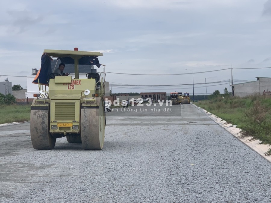 Cần bán gấp 3 lô mặt tiền đường 16m ngay sát chợ Minh Thành Becamex giá chỉ 13.3 triệu/m2