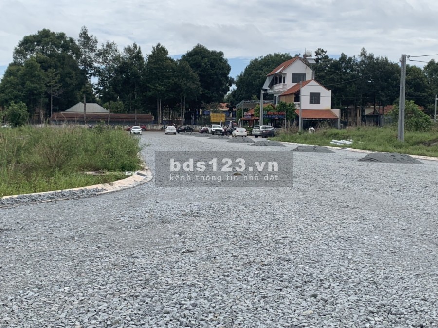 Cần bán gấp 3 lô mặt tiền đường 16m ngay sát chợ Minh Thành Becamex giá chỉ 13.3 triệu/m2