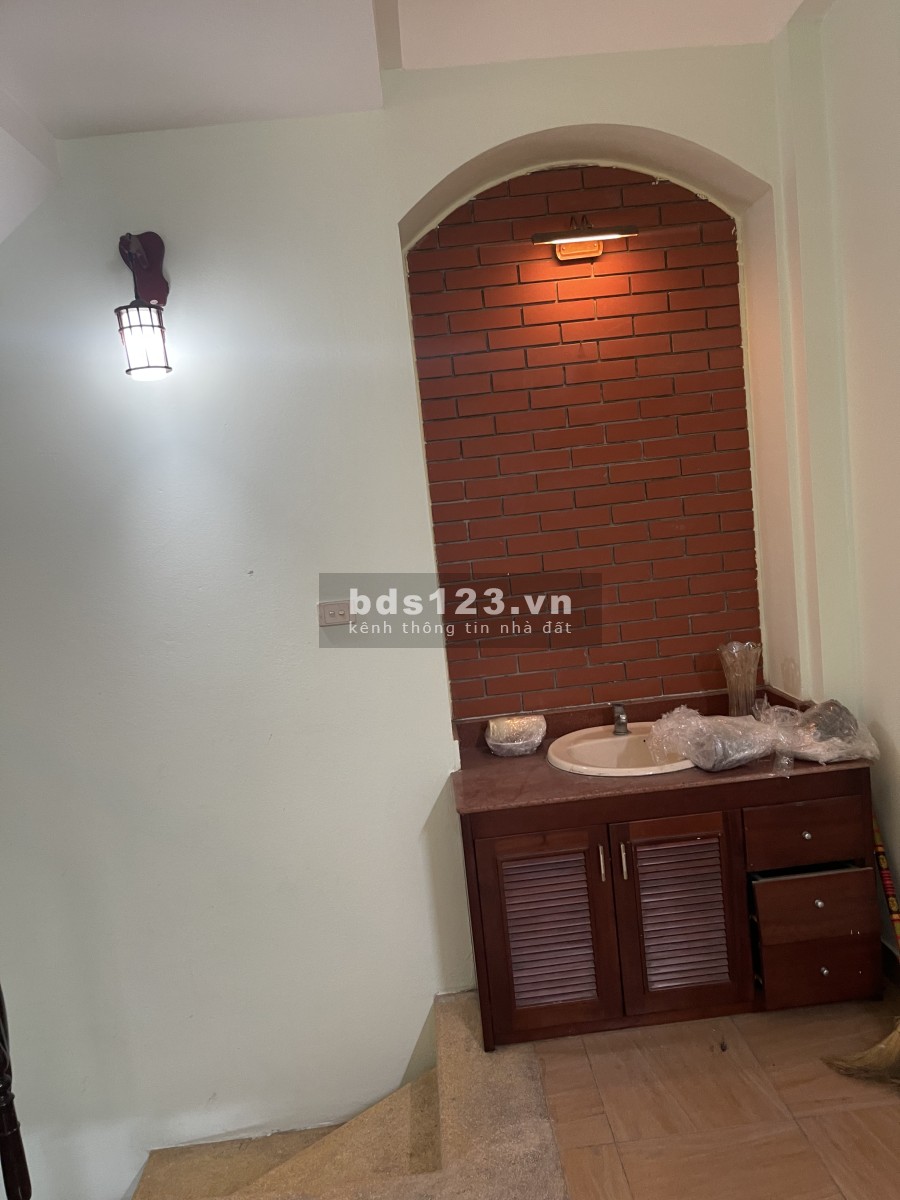 Cho thuê nhà riêng 6 tầng 4 phòng ngủ Lạc Long Quân, khu dân cư đông, giá 11 triệu/tháng