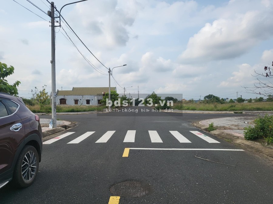 Chính chủ bán 100m2 đất mặt tiền đường DT741, sổ hồng riêng chính chủ sang tên ngay