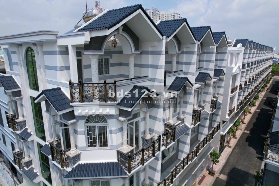 Nhà phố mới xây 100% khu dân cư vip Võ Văn Kiệt, DT 5x12, phong cách Châu Âu
