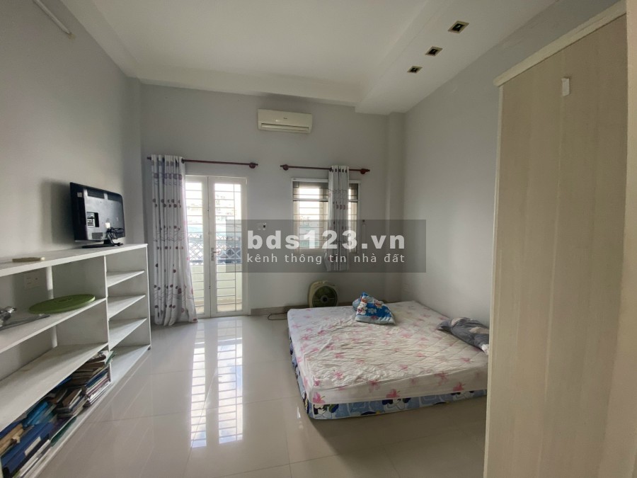 Cho thuê nhà nguyên căn Q7, giáp Q4, ngay trường ĐH Marketing, vào ở ngay