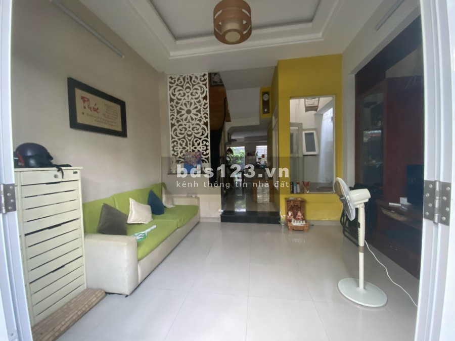 Cho thuê nhà nguyên căn Q7, giáp Q4, ngay trường ĐH Marketing, vào ở ngay