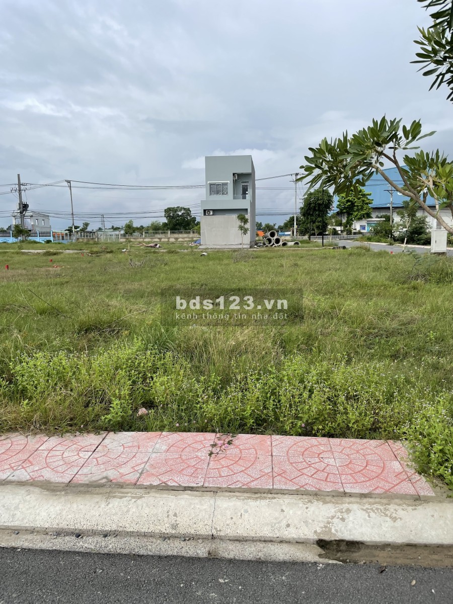 Bán ngộp lô đất ngay tt Đức Hòa diện tích sử dụng 125m2, giá 1,4 tỷ, sổ hồng riêng công chứng nhanh
