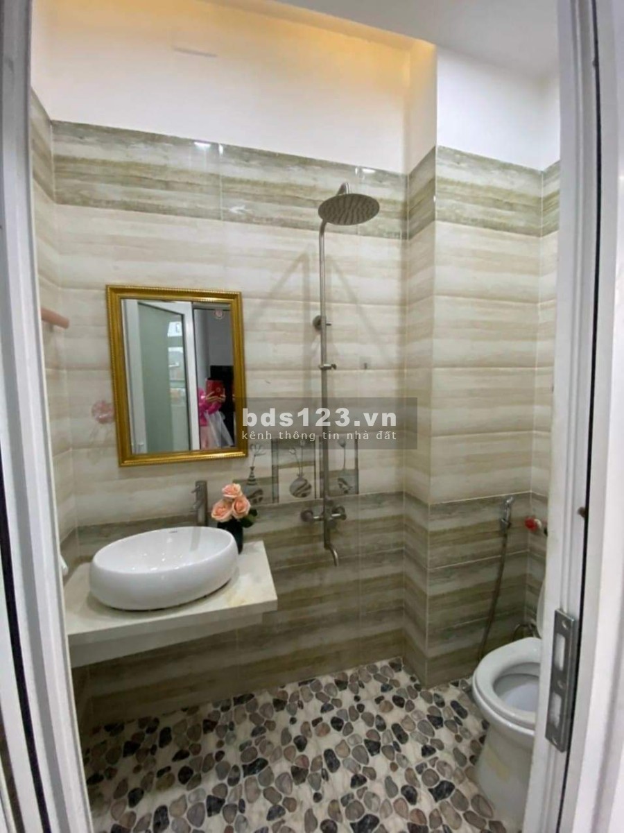 Bán nhà phố 1 trệt 2 lầu trung tâm Tân Uyên giá bán 2.35 tỷ, ngân hàng hỗ trợ vay, giá tốt