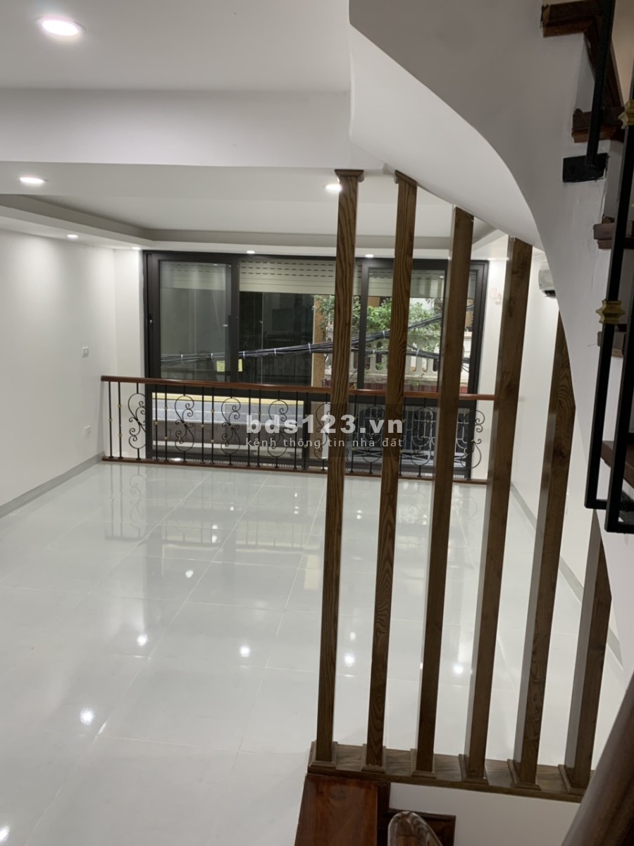 Bán gấp nhà tại Vương Thừa Vũ diện tích 37 m2, nhà 6 tầng, mặt tiền 4.5 m giá bán 6.150 tỷ.