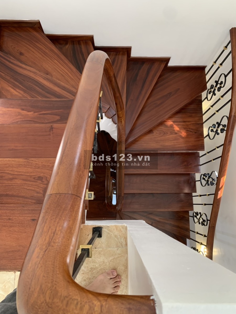 Bán gấp nhà tại Vương Thừa Vũ diện tích 37 m2, nhà 6 tầng, mặt tiền 4.5 m giá bán 6.150 tỷ.