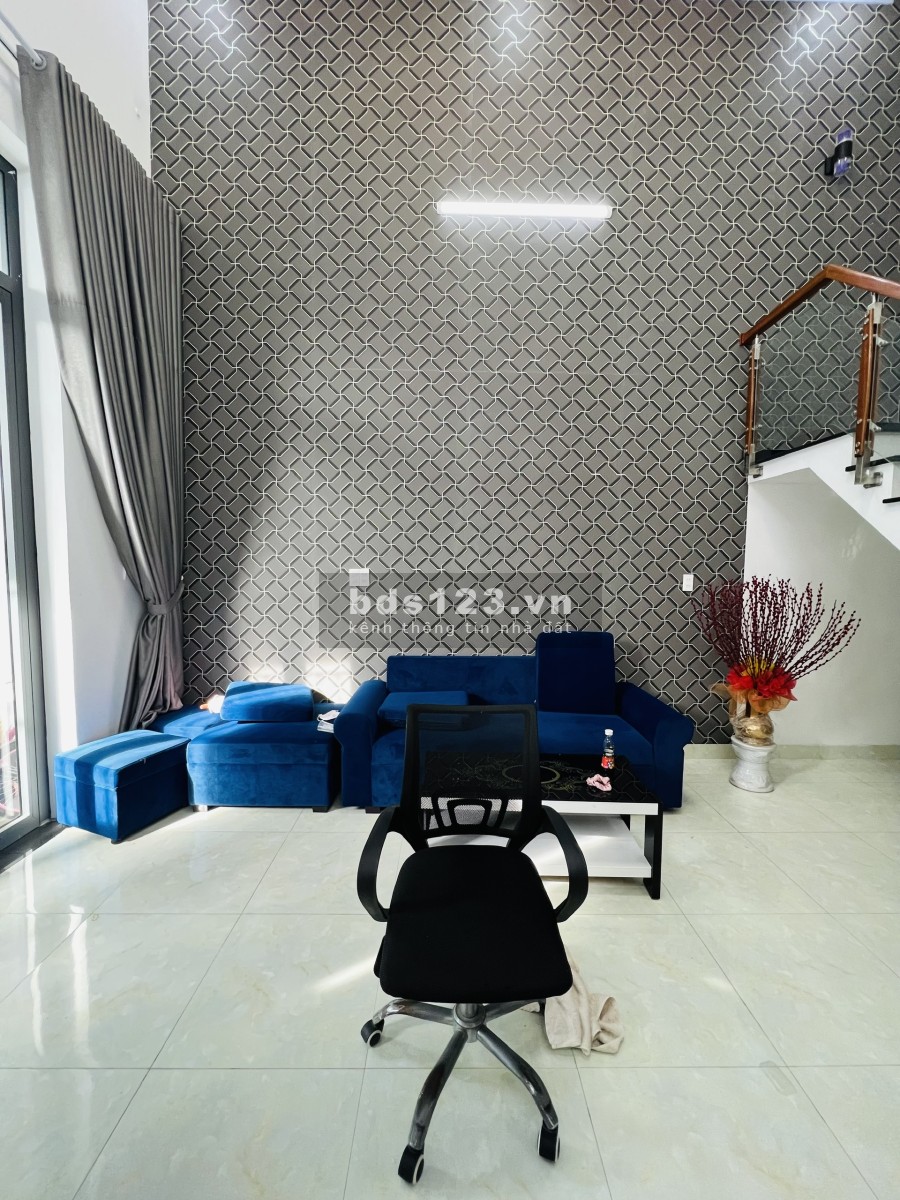 Cần tiền bán căn nhà 1 trệt 1 lửng ngay chợ Quang Thắng dtsd 100m2, giá 2.5 tỷ, shr