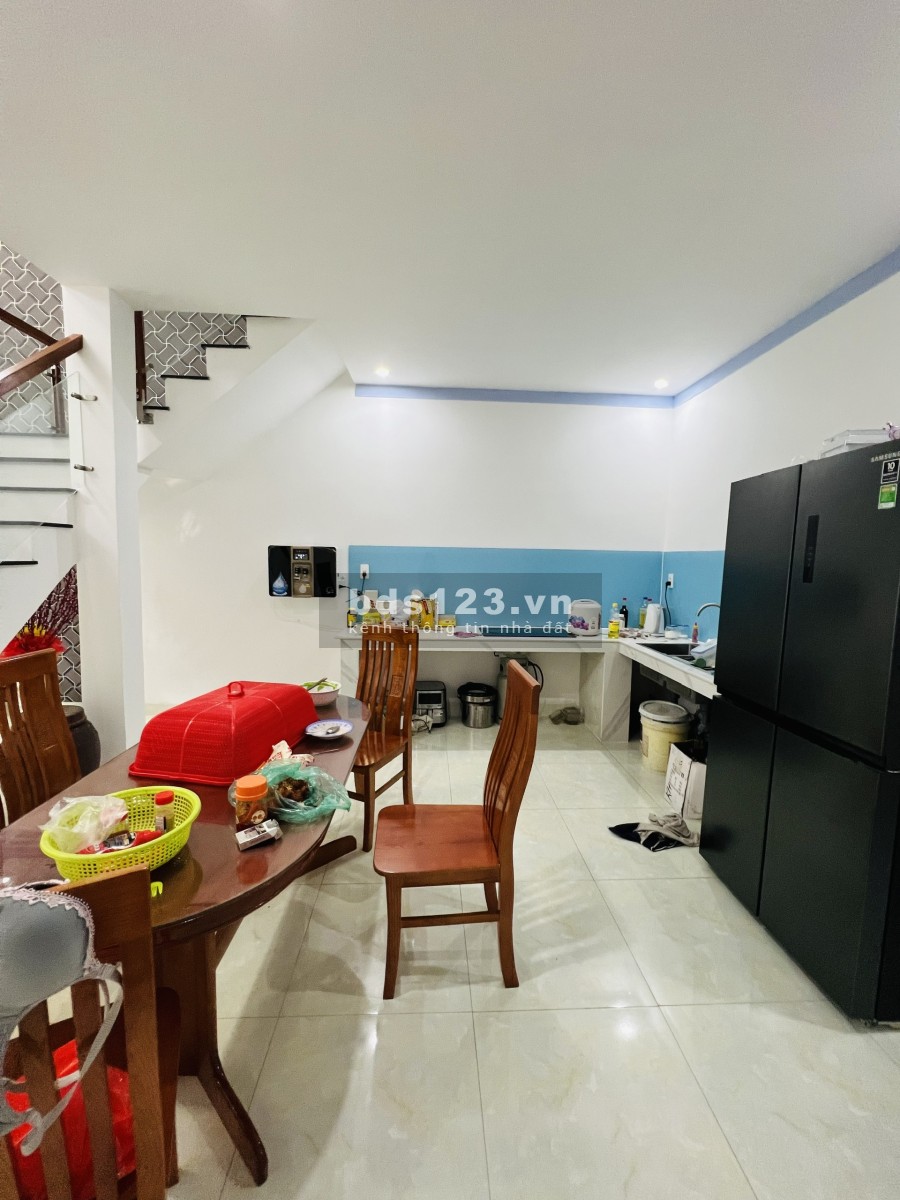 Cần tiền bán căn nhà 1 trệt 1 lửng ngay chợ Quang Thắng dtsd 100m2, giá 2.5 tỷ, shr