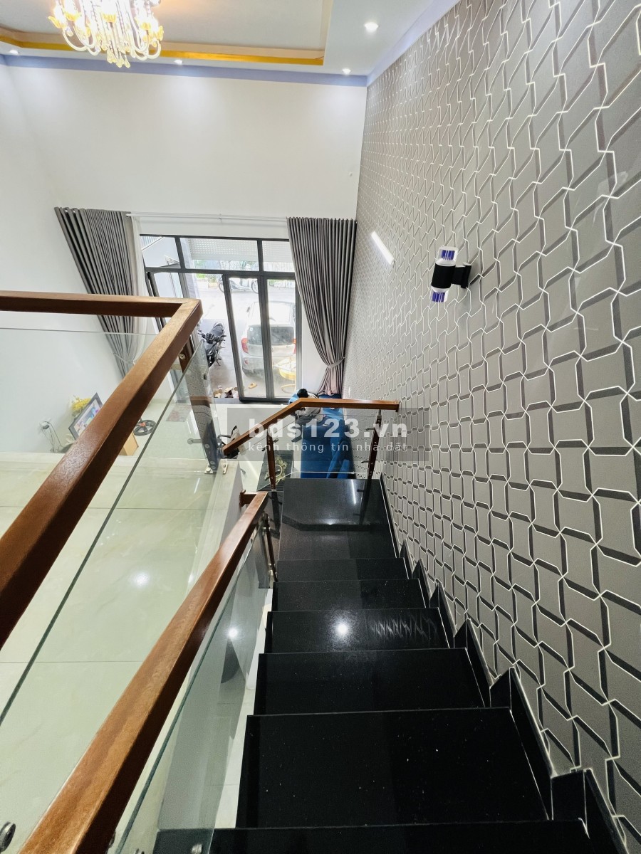 Cần tiền bán căn nhà 1 trệt 1 lửng ngay chợ Quang Thắng dtsd 100m2, giá 2.5 tỷ, shr