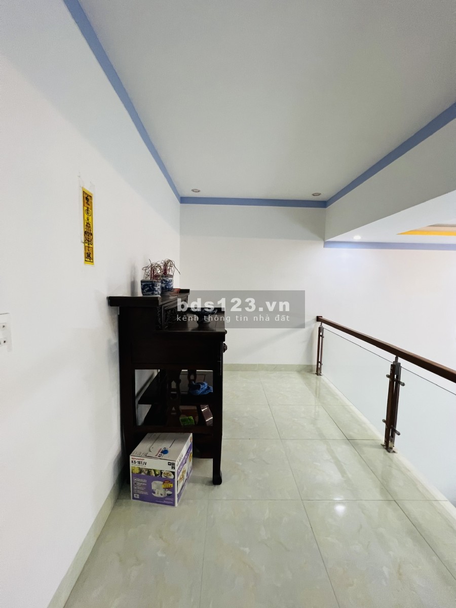 Cần tiền bán căn nhà 1 trệt 1 lửng ngay chợ Quang Thắng dtsd 100m2, giá 2.5 tỷ, shr