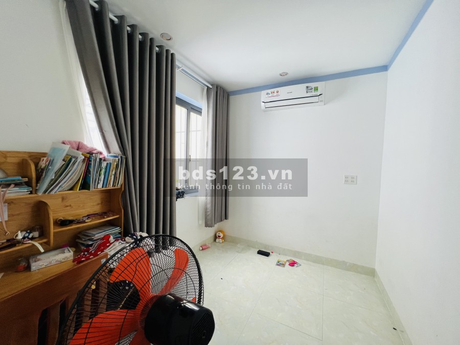 Cần tiền bán căn nhà 1 trệt 1 lửng ngay chợ Quang Thắng dtsd 100m2, giá 2.5 tỷ, shr