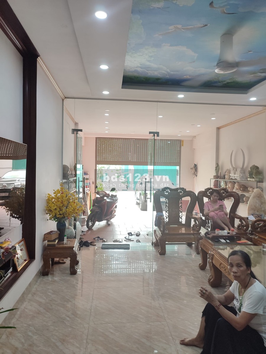 Cần bán nhà mặt phố, ô tô đỗ cửa đầy đủ nội thất đồ dùng, giá bán chỉ 8,8 tỷ, lh 0988425711
