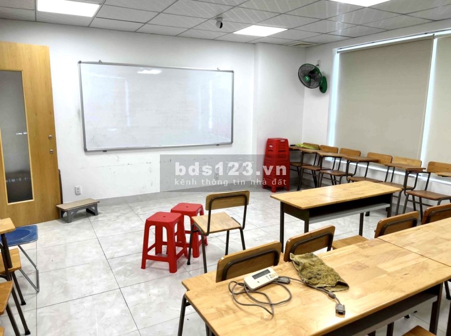 Bán căn hộ tầng 4 Sky Center Phổ Quang tuyệt đẹp liên hệ 0913070739