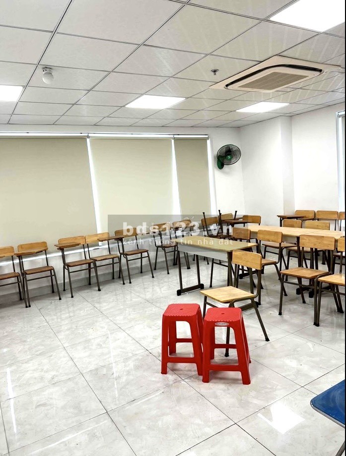 Bán căn hộ tầng 4 Sky Center Phổ Quang tuyệt đẹp liên hệ 0913070739