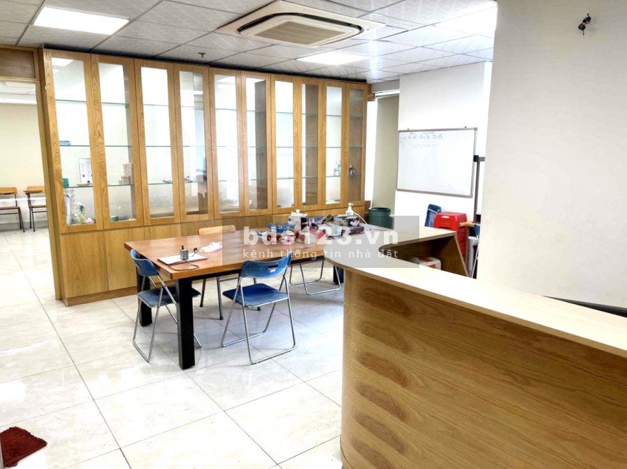 Bán căn hộ tầng 4 Sky Center Phổ Quang tuyệt đẹp liên hệ 0913070739