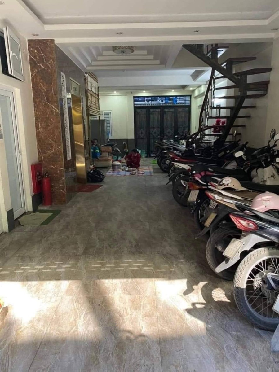 Hoàng Quốc Việt nhà 2 mặt ngõ to 8 tầng thang máy dòng tiền 130 triệu/tháng sổ chính chủ