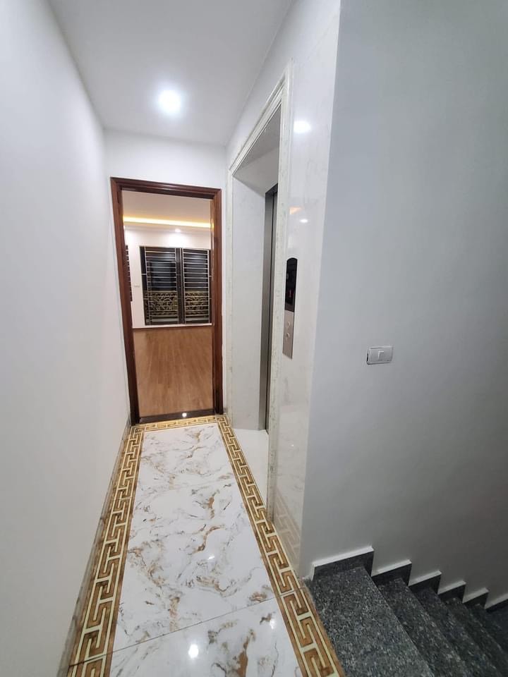 Siêu phẩm bán nhà phố Nguyễn Khang, giá bán 7,9 tỷ lô góc, kinh doanh, thang máy