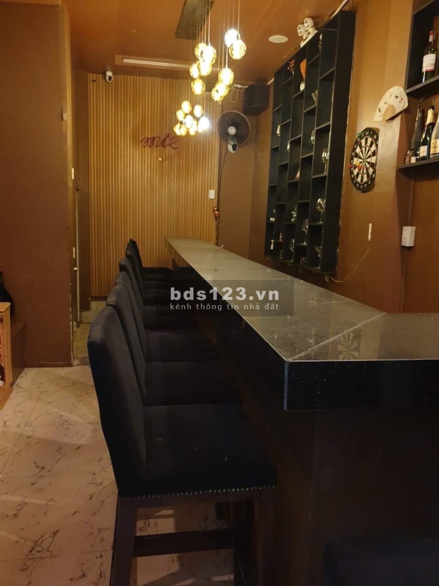 Cho thuê mặt bằng có sẵn nội thất làm counter bar liên hệ 0396345037 khu sầm uất