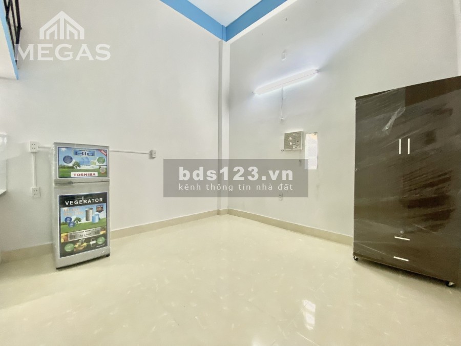 Phòng gác cao 1m7 sẵn nội thất cơ bản ngay Luỹ Bán Bích giá bao rẻ, vào ở ngay