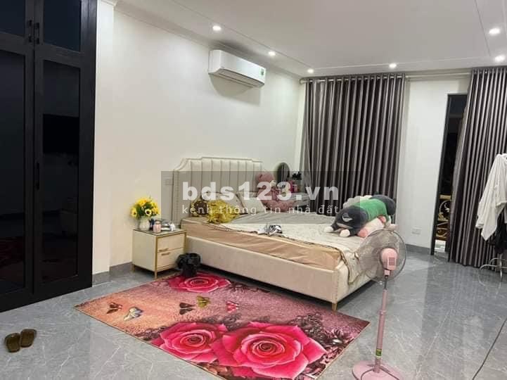Bán nhà Hoàng Quốc Việt ngõ xe ba gác tránh diện tích sử dụng 35m2 giá bán 2,9 tỷ