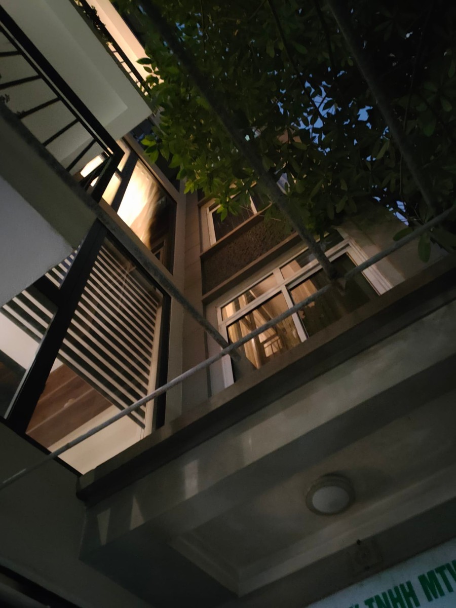 Bán nhà nguyên căn Lạc Long Quân Tây Hồ, dtsd 40m2, 5 tầng đúc, mt 3.5m, giá bán 7.7 tỷ