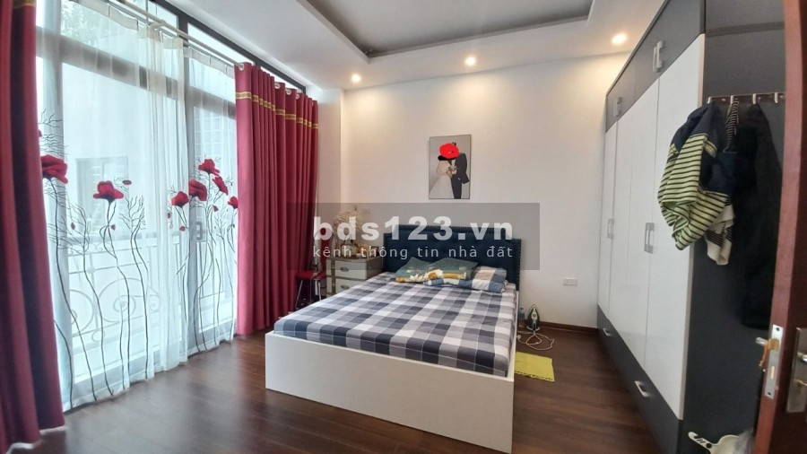 Bán gấp nhà nguyên căn phố Bồ Đề đầy đủ nội thất 5 tầng đúc mặt tiền 4.8m, sổ sẵn chính chủ