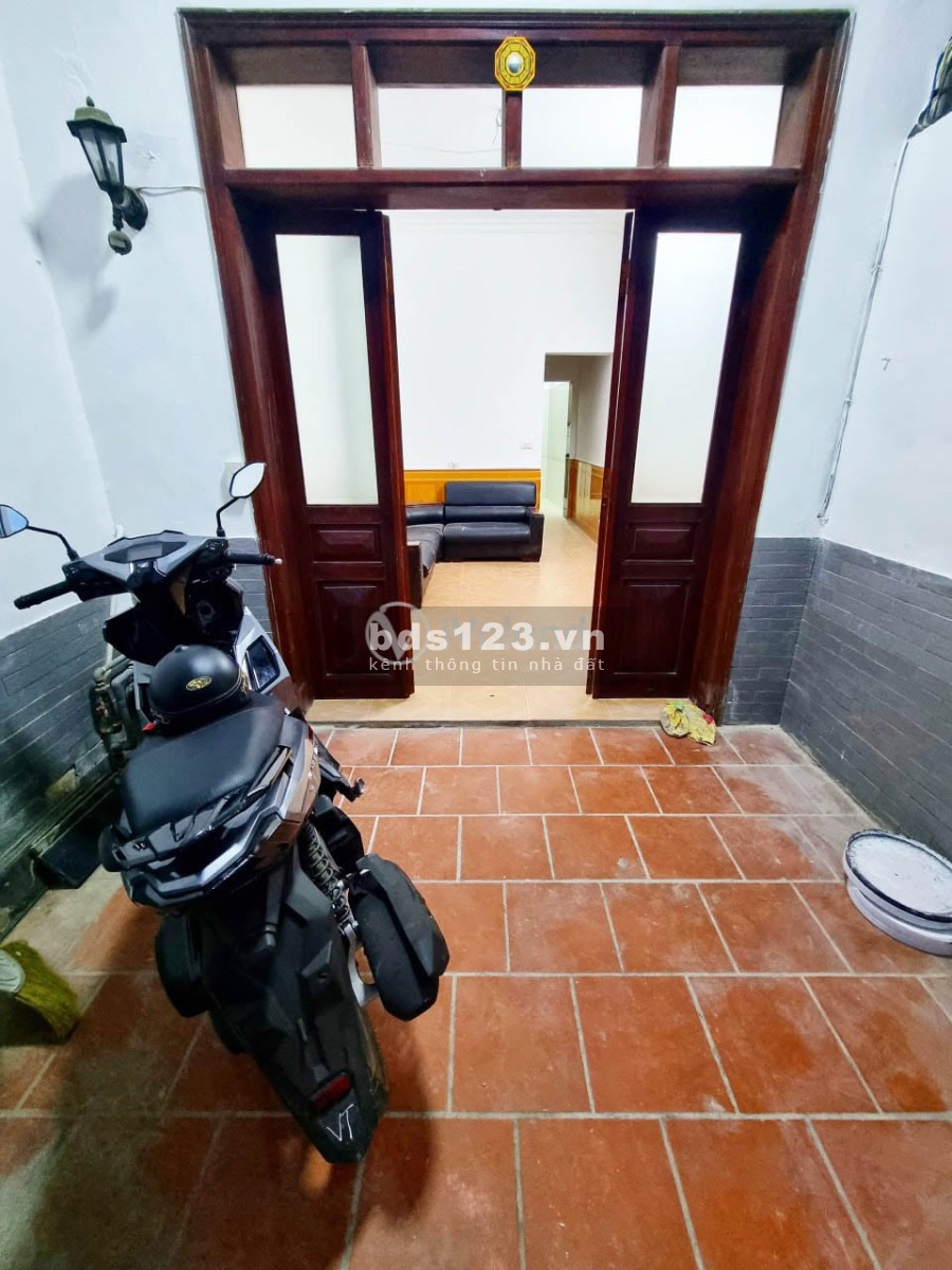 Nhà siêu rẻ diện tích sử dụng 35m2 Văn Cao mặt tiền 3.3m, 3 tầng, giá bán chỉ 3.6 tỷ