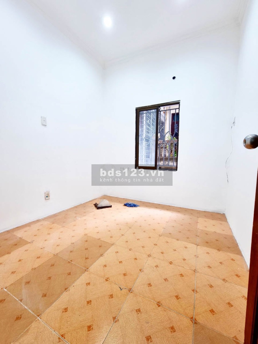 Nhà siêu rẻ diện tích sử dụng 35m2 Văn Cao mặt tiền 3.3m, 3 tầng, giá bán chỉ 3.6 tỷ