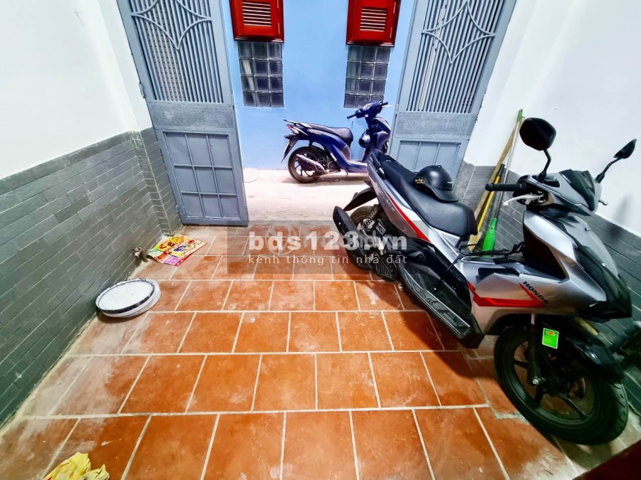 Nhà siêu rẻ diện tích sử dụng 35m2 Văn Cao mặt tiền 3.3m, 3 tầng, giá bán chỉ 3.6 tỷ