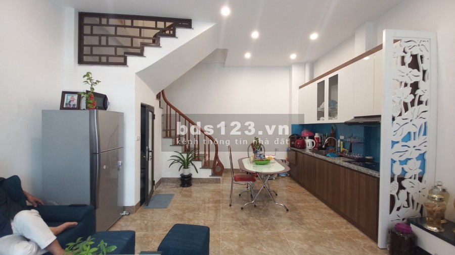 Bán gấp nhà nguyên căn phố Bồ Đề đầy đủ nội thất 5 tầng đúc mặt tiền 4.8m, sổ sẵn chính chủ