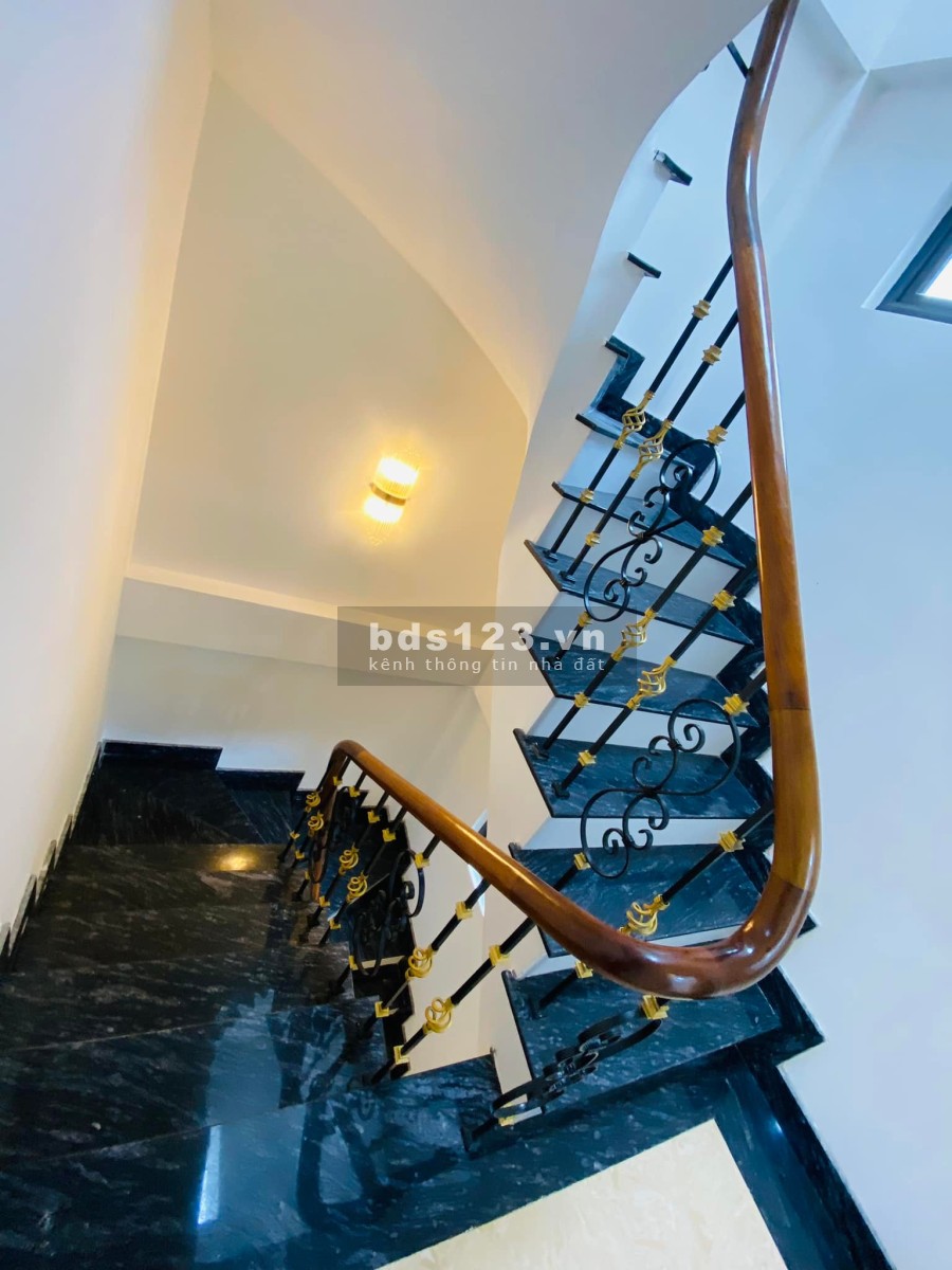 Cần bán nhà giấp tại phố vip Chùa Bộc, diện tích 40x5 tầng ngõ ô tô chỉ với 6.6 tỷ