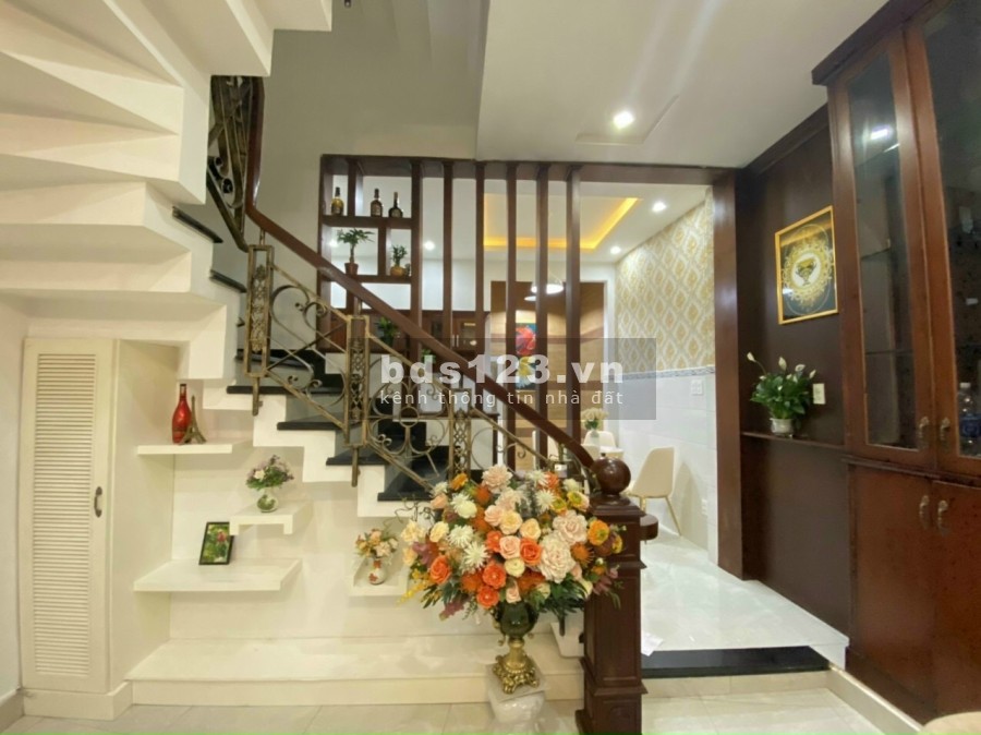 Nhà mới xây xong 80m2/2PN, giá 750 triệu giá 100% (sổ hồng riêng), ngay ngã ba Giồng.