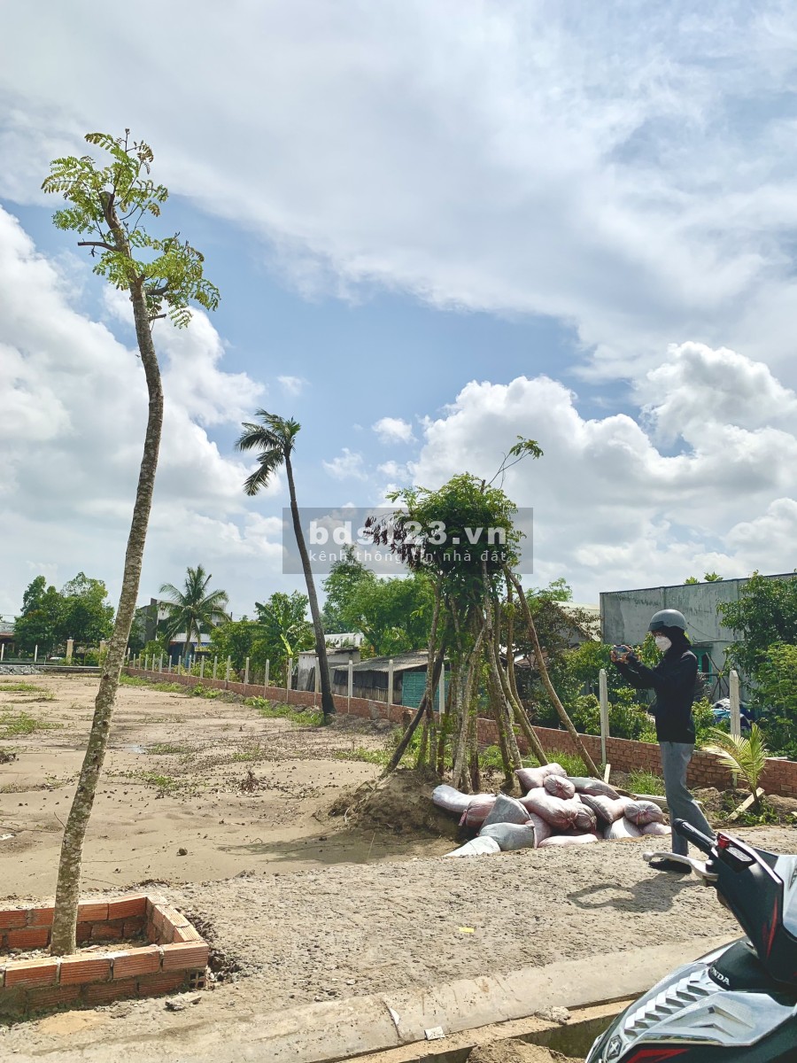 Cần bán đất Thổ Cư 100% ngay đường DT824. TP Đức Hòa. Sổ Hồng Riêng. Giá 12tr/m2. KDC hiện hữu