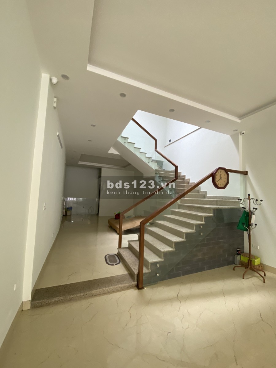 Cho thuê Nhà Lê Hoàn mặt bờ hồ kinh doanh tấp nập liên hệ 0916981524, bàn giao ngay