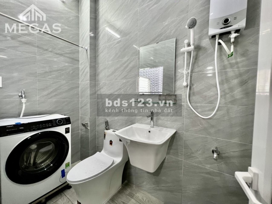 Căn hộ đầy đủ nội thất tiện nghi hiện đại ngay Phạm Văn Bạch có sân phơi rộng